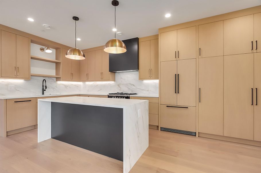 2698 E 5th Avenue Vancouver, BC - 2