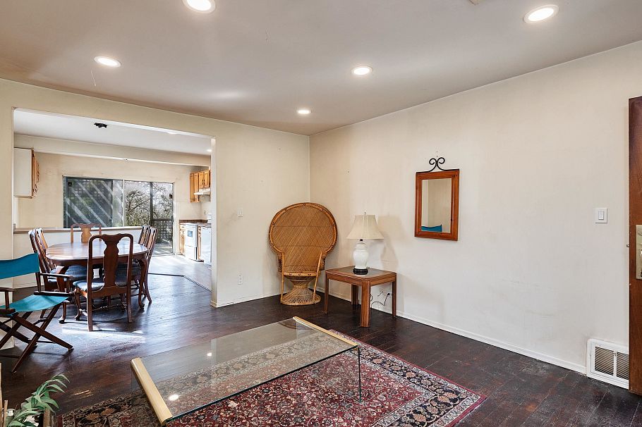 445 W Queens Road North Vancouver, BC - 10