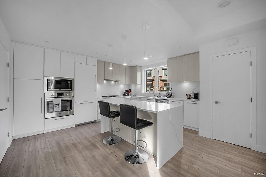 247 2035 Glenaire Drive North Vancouver, BC - 2