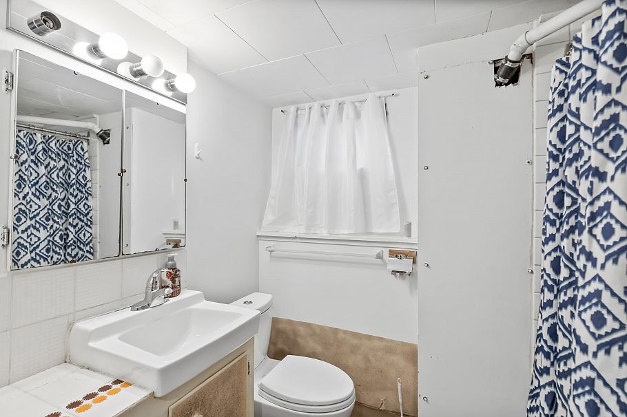 2846 W 8th Avenue Vancouver, BC - 27