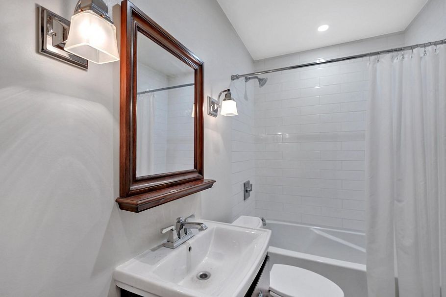 2303 W 3rd Avenue Vancouver, BC - 13