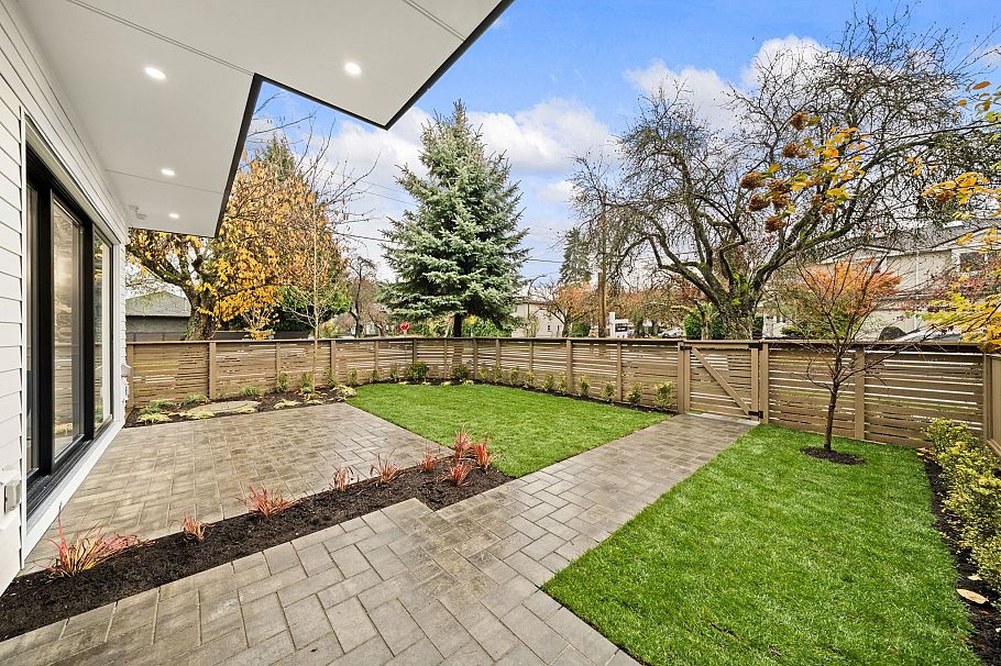 1095 E 14th Avenue Vancouver, BC - 4