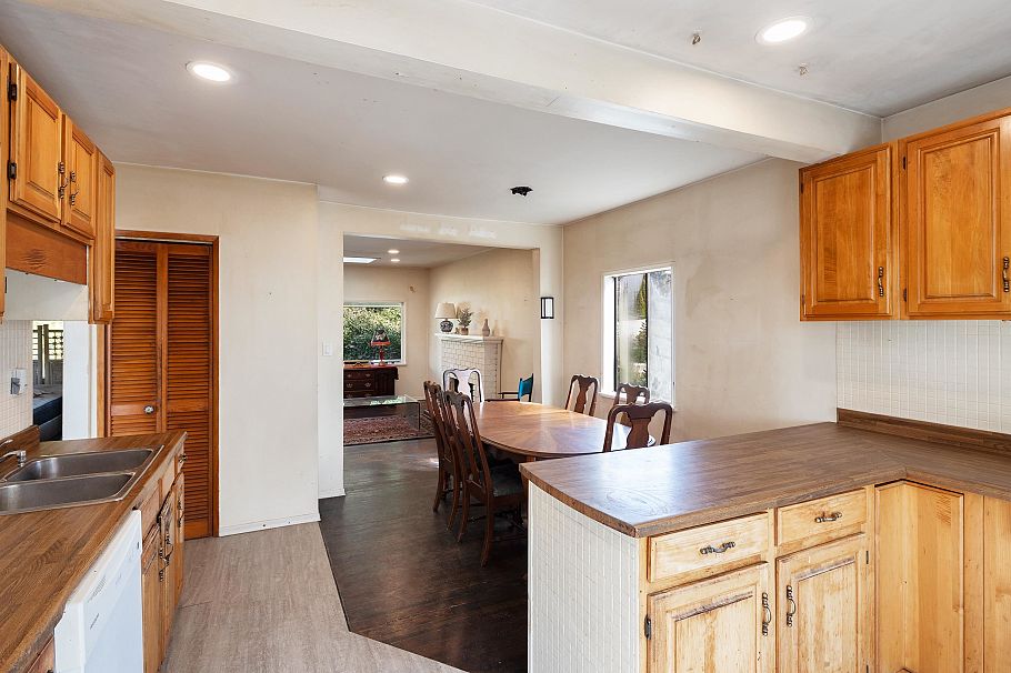 445 W Queens Road North Vancouver, BC - 17