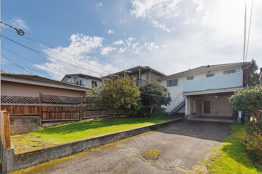 3129 E 23 Avenue Vancouver, BC - 33