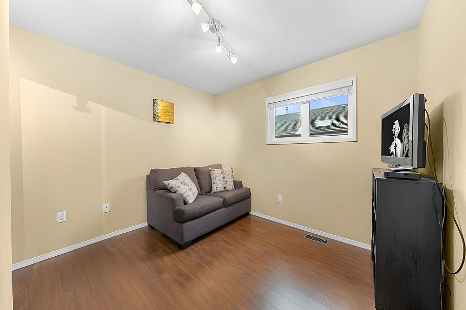 6 230 W 15th Street North Vancouver, BC - 27