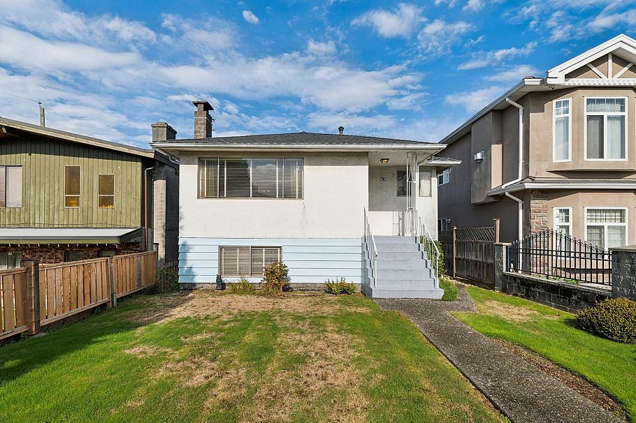 3129 E 23 Avenue Vancouver, BC - 1