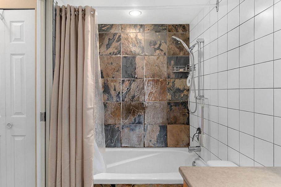 6 230 W 15th Street North Vancouver, BC - 29