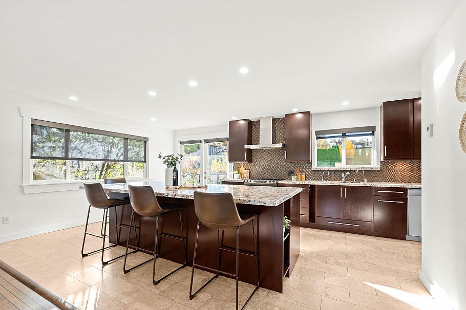 463 Beachview Drive North Vancouver, BC - 12