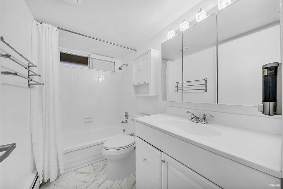 704 555 W 28th Street North Vancouver, BC - 9