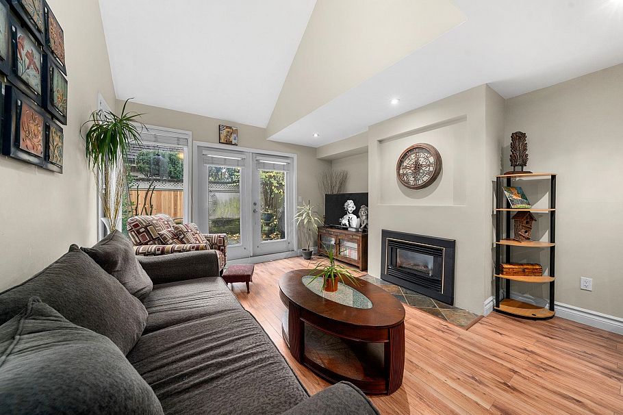 6 230 W 15th Street North Vancouver, BC - 2