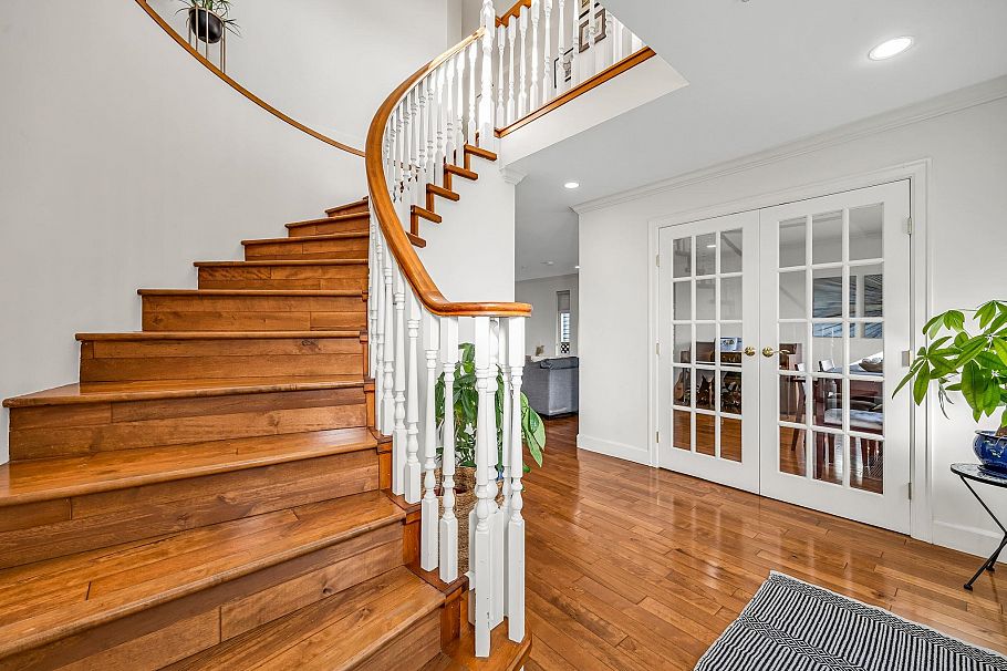 3191 E 8th Avenue Vancouver, BC - 2