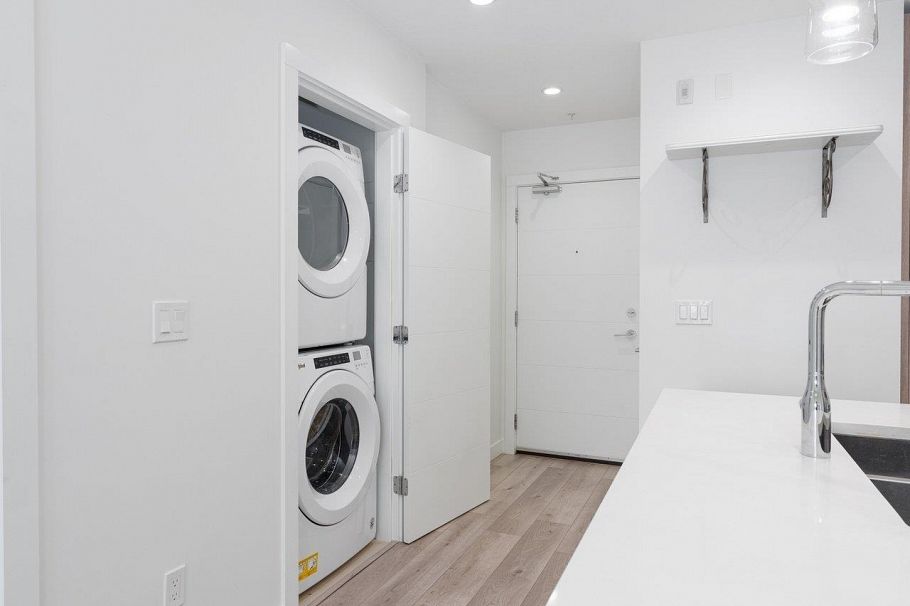 202 128 E 8th Street North Vancouver, BC - 9