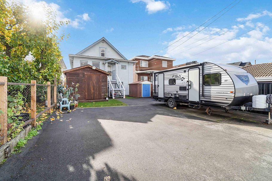 2235 East 52nd Avenue Vancouver, BC - 30