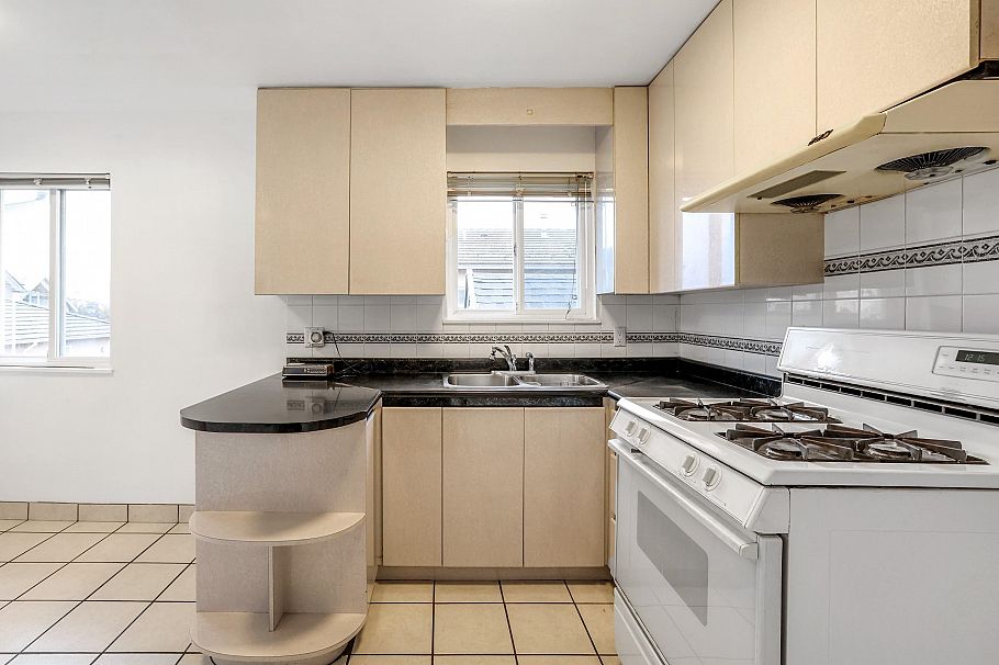 2431 E 12th Avenue Vancouver, BC - 7