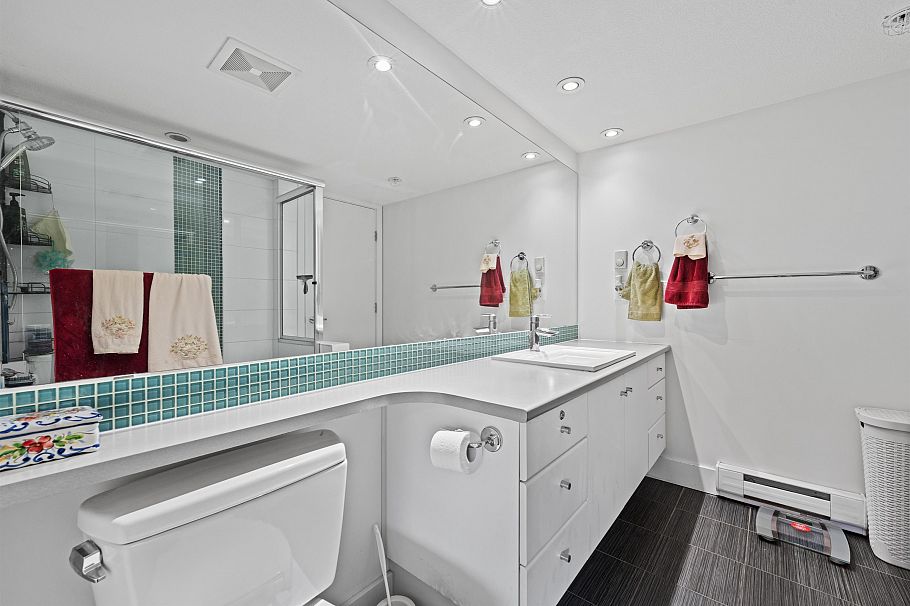 45 728 W 14th Street North Vancouver, BC - 16