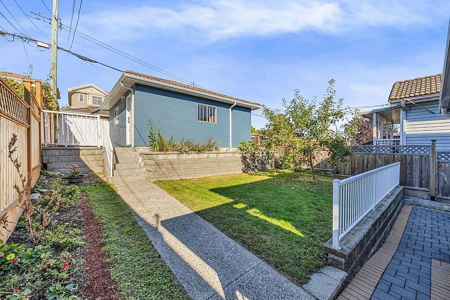 3191 E 8th Avenue Vancouver, BC - 33