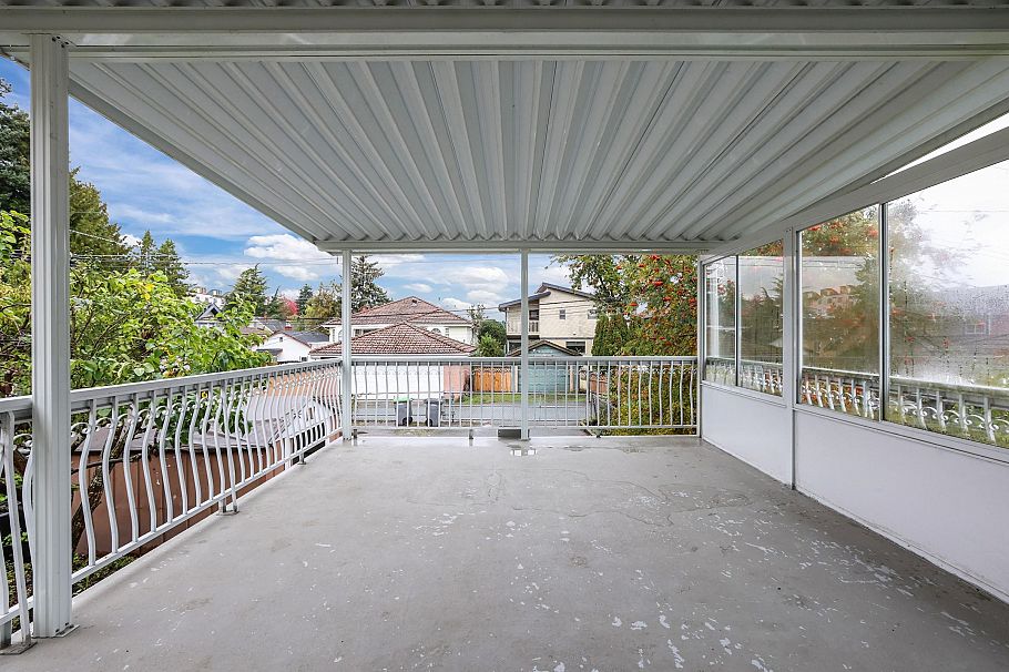 2431 E 12th Avenue Vancouver, BC - 25