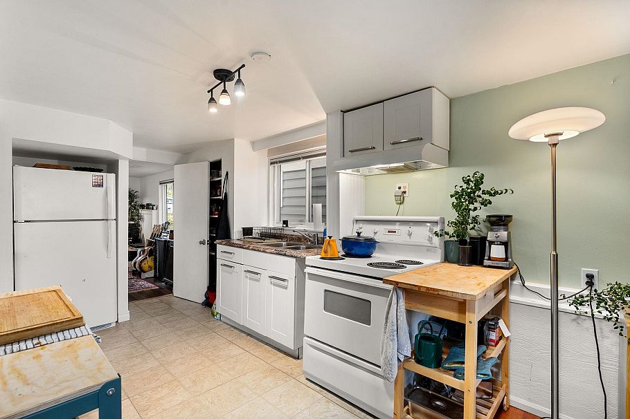 831 E 38th Avenue Vancouver, BC - 25