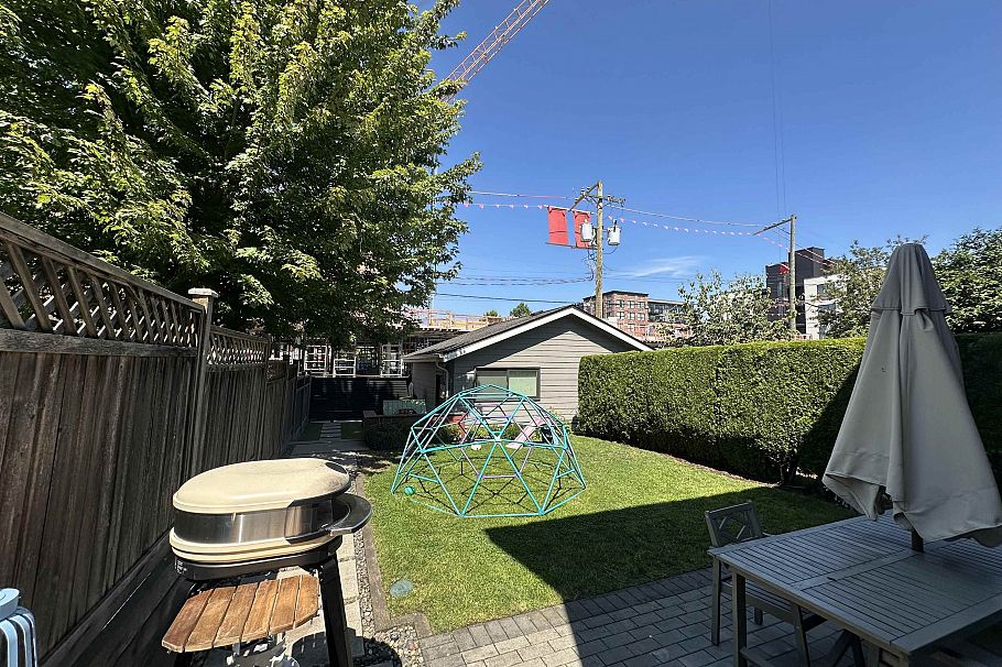 2073 E Pender Street Vancouver, BC - 2