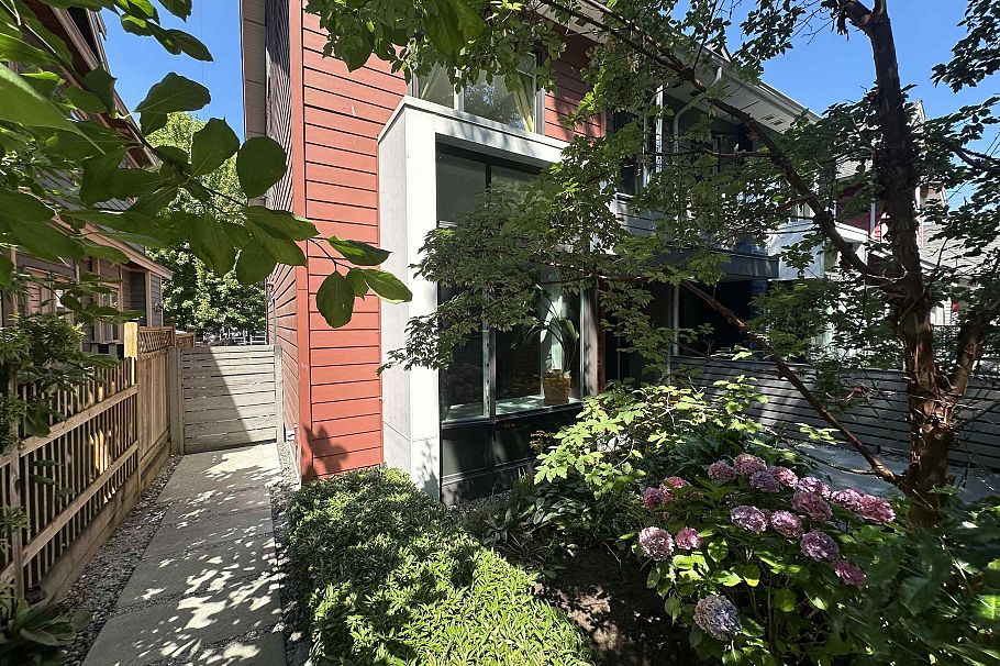 2073 E Pender Street Vancouver, BC - 30