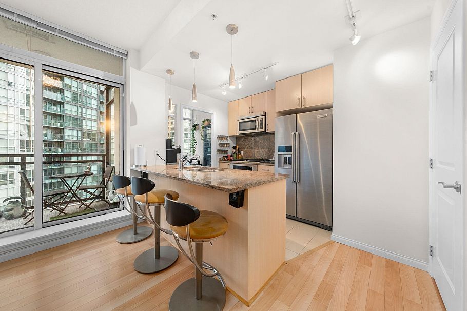 1101 1211 Melville Street Vancouver, BC - 3