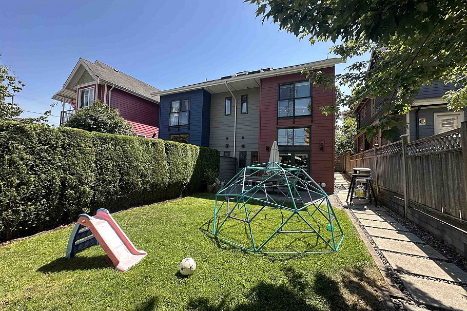 2073 E Pender Street Vancouver, BC - 3