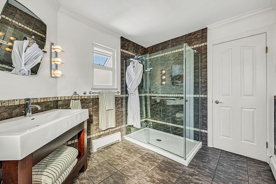 3191 E 8th Avenue Vancouver, BC - 9