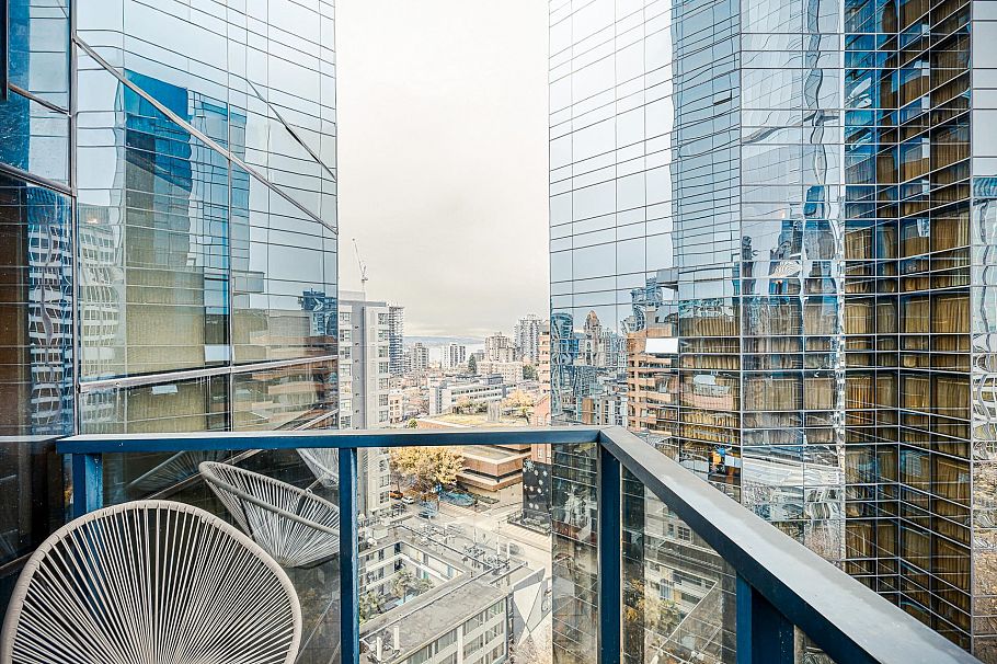 1705 1050 Burrard Street Vancouver, BC - 4