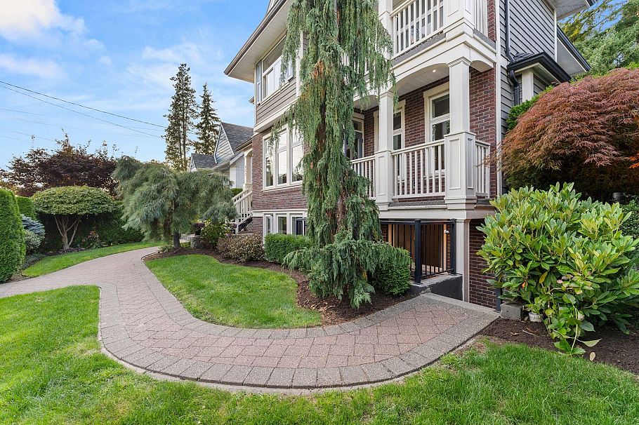 452 Tempe Crescent North Vancouver, BC - 34