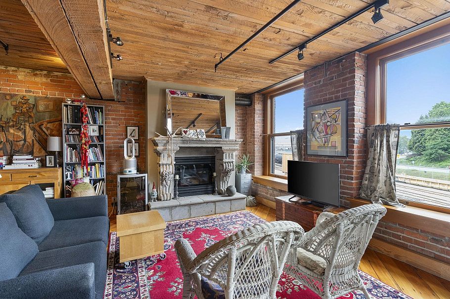 301 41 Alexander Street Vancouver, BC - 3