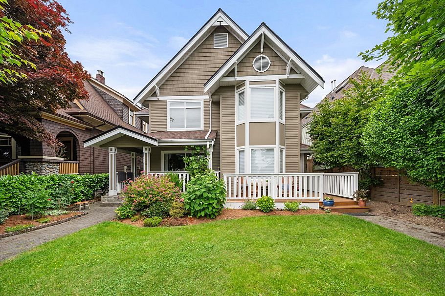 262 E 10th Street North Vancouver, BC - 1