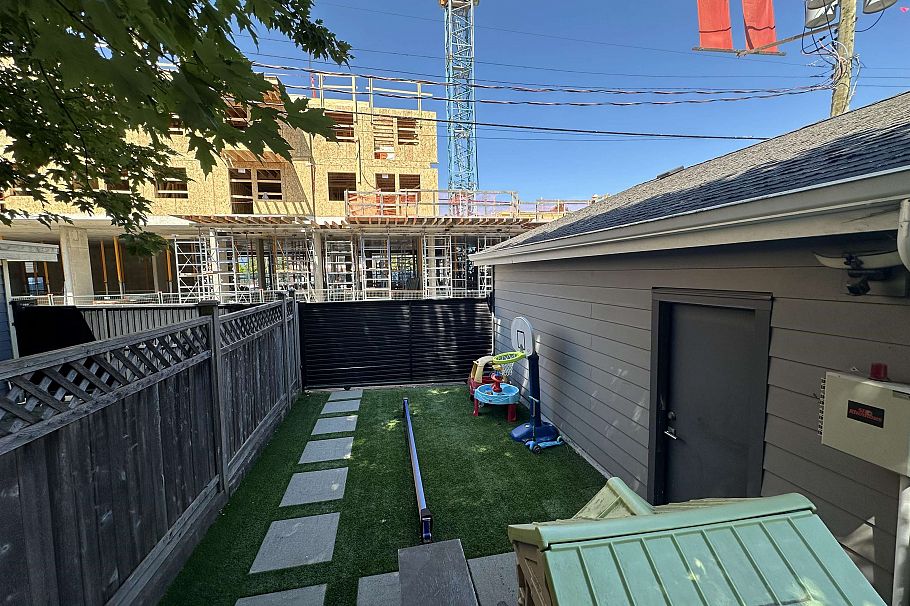 2073 E Pender Street Vancouver, BC - 26