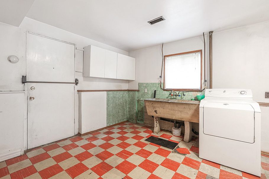 2431 E 12th Avenue Vancouver, BC - 24