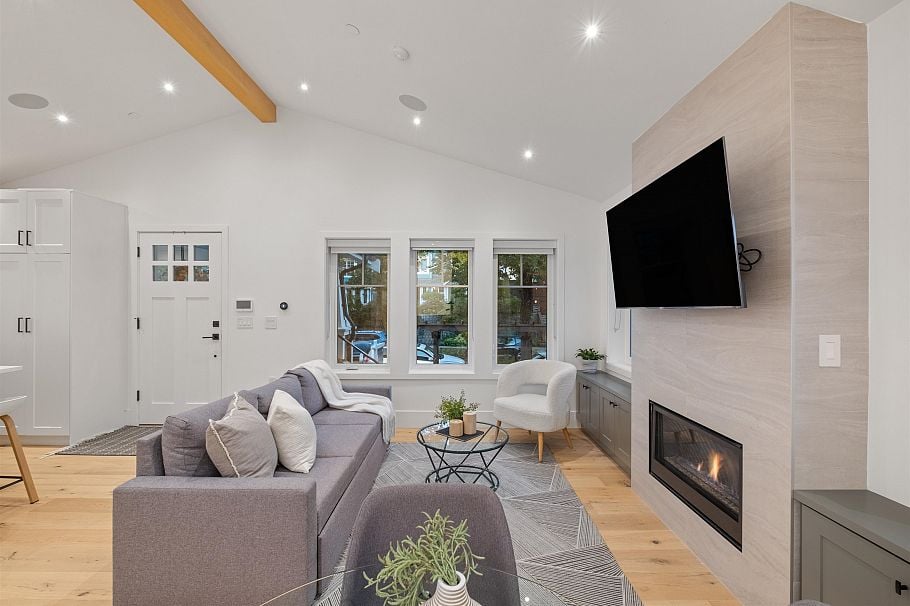 2058 E 5th Avenue Vancouver, BC - 3