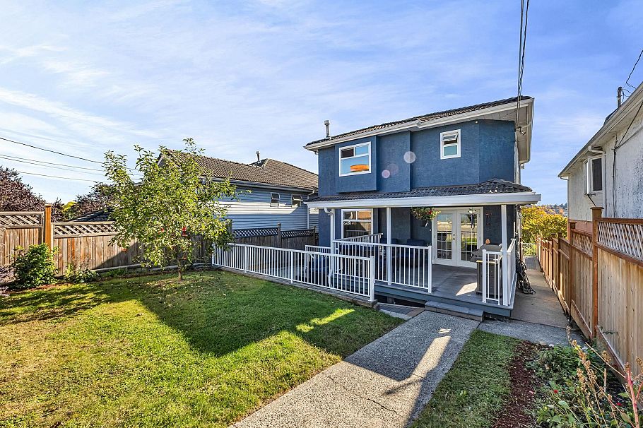 3191 E 8th Avenue Vancouver, BC - 36