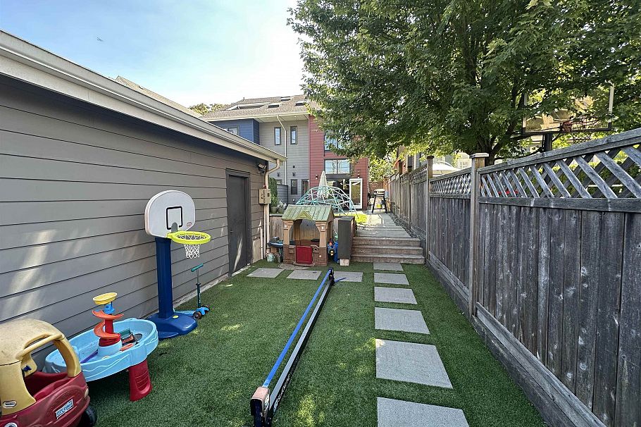 2073 E Pender Street Vancouver, BC - 25