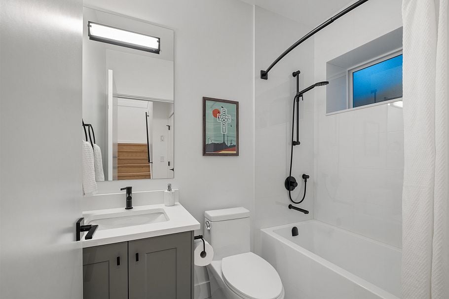 2058 E 5th Avenue Vancouver, BC - 9