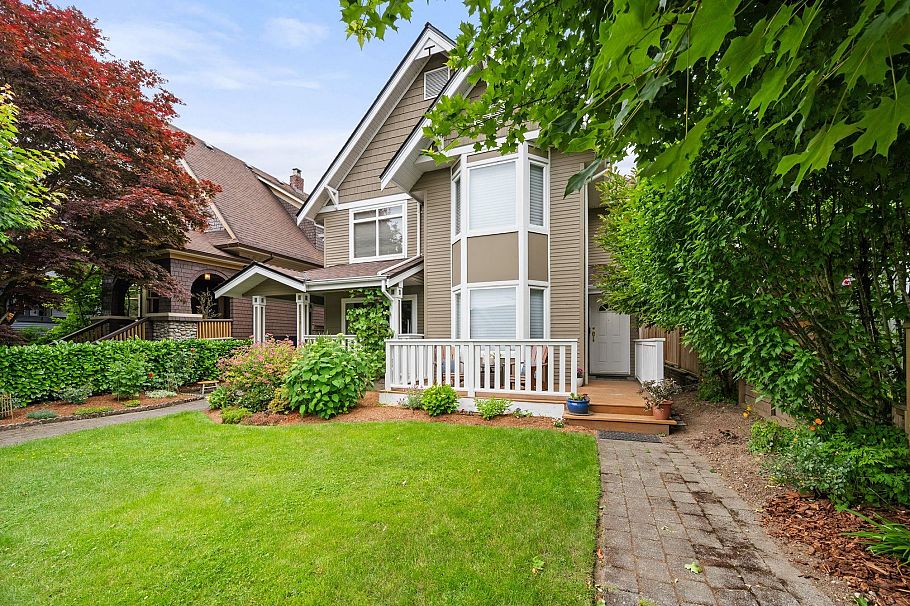262 E 10th Street North Vancouver, BC - 30