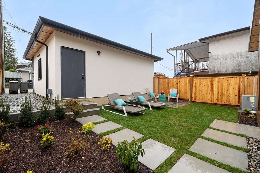 2 2474 E 21st Avenue Vancouver, BC - 31