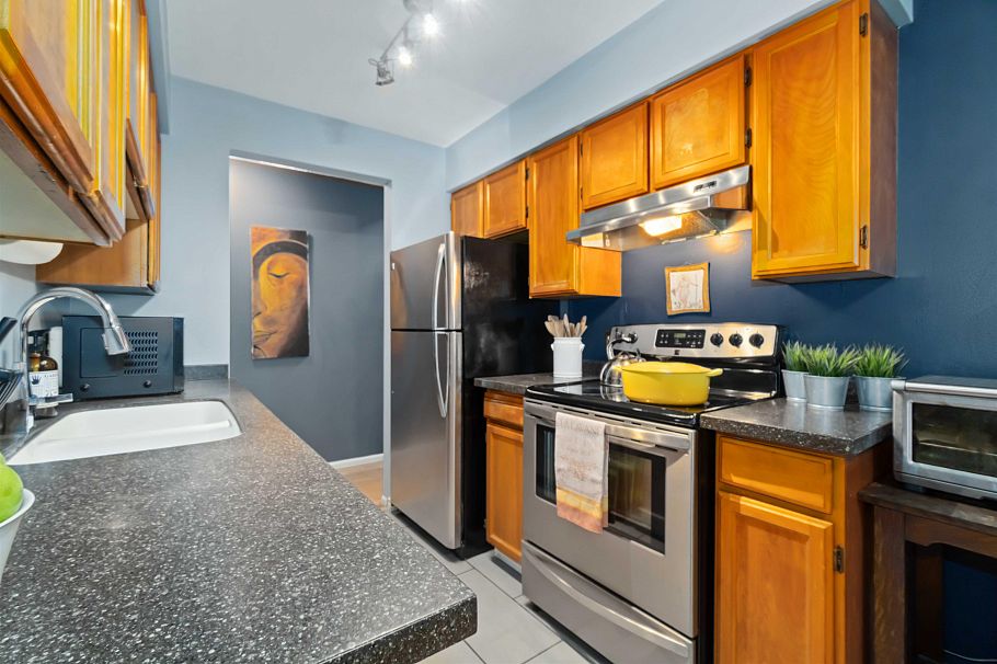 1305 W 8th Avenue Vancouver, BC - 9