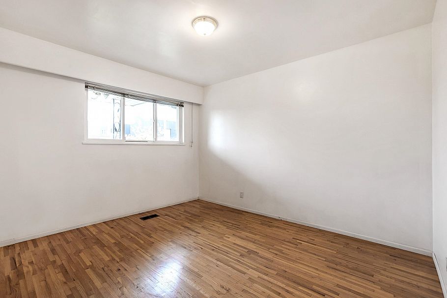 2431 E 12th Avenue Vancouver, BC - 10