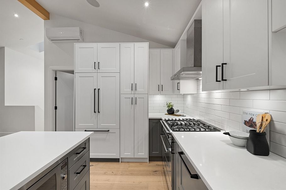 2058 E 5th Avenue Vancouver, BC - 5