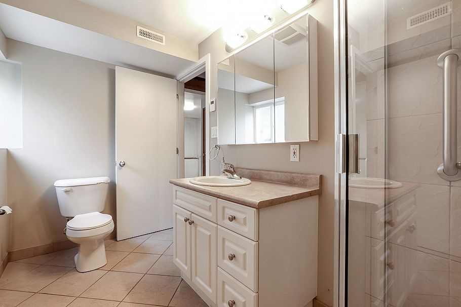 2431 E 12th Avenue Vancouver, BC - 22