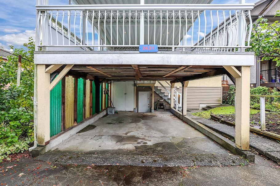 2431 E 12th Avenue Vancouver, BC - 29
