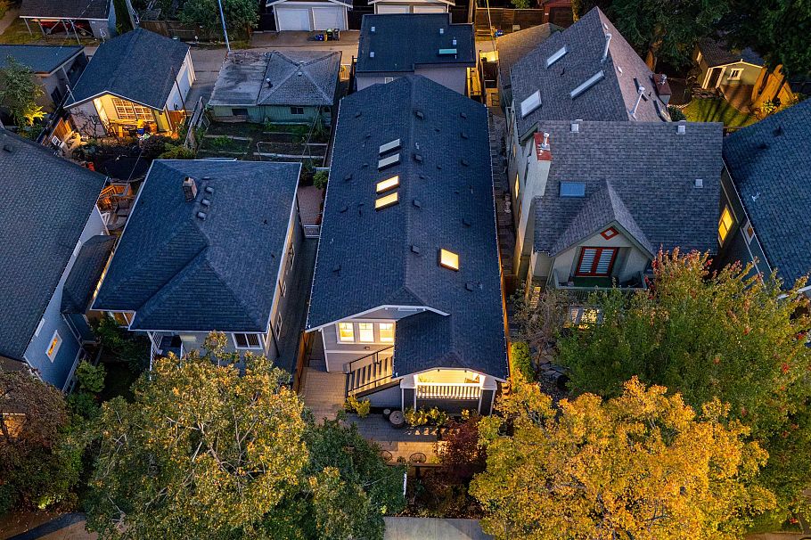 2058 E 5th Avenue Vancouver, BC - 25