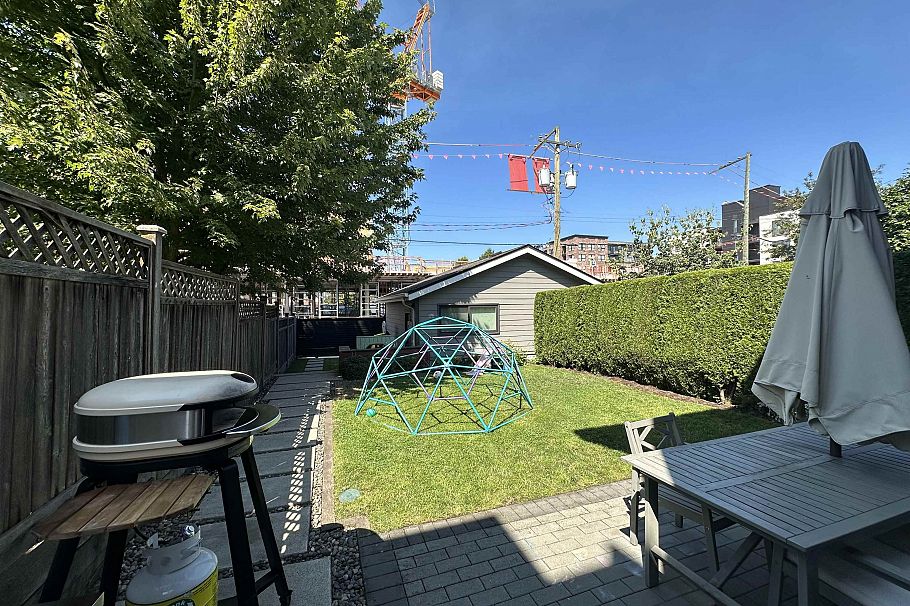 2073 E Pender Street Vancouver, BC - 27