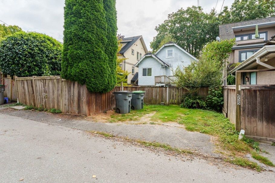 2645 W 6th Avenue Vancouver, BC - 5