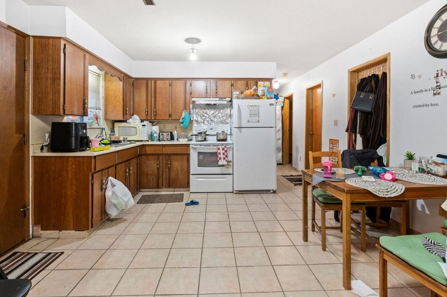 886 E 56th Avenue Vancouver, BC - 4