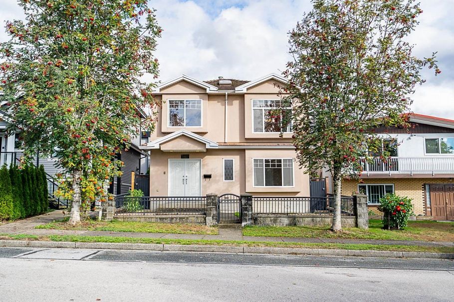 2887 E Georgia Street Vancouver, BC - 1