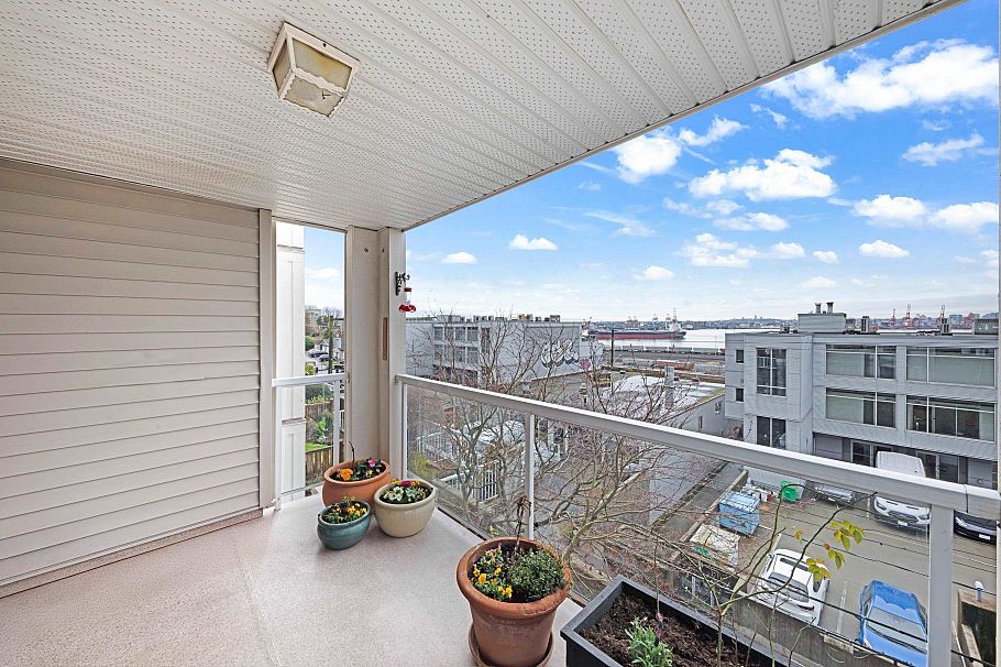 213 365 E 1st Street North Vancouver, BC - 19